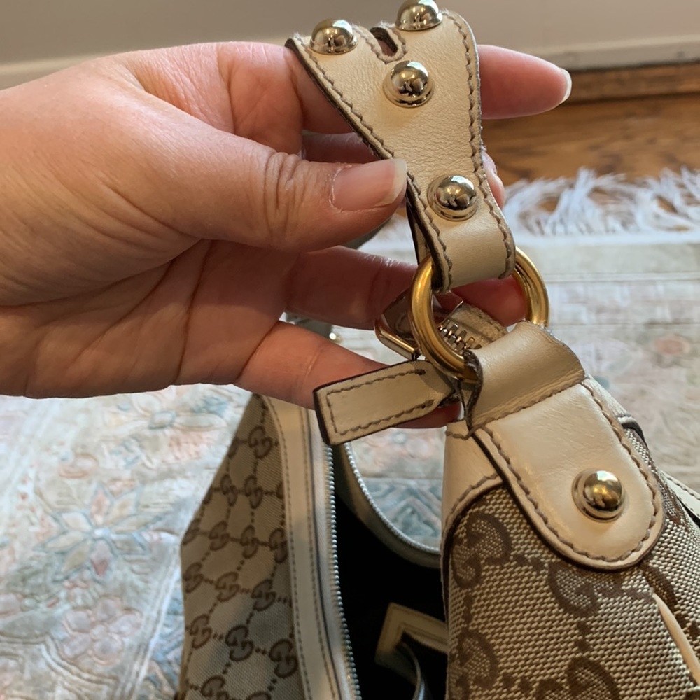Gucci Hobo in tan cloth & Gucci embossing and cream leather and gold studs. - Picture 7 of 11